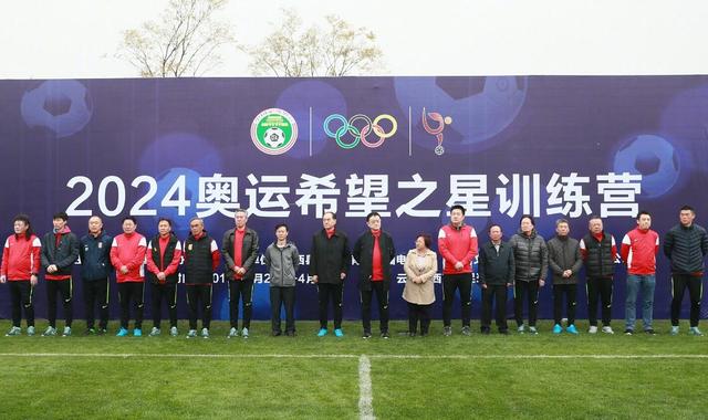 他低头一看，发现是叶辰打来的电话，因为心虚，所以顿时吓得一个激灵，随后在车里到处看了看，心中怀疑叶辰是不是在车里装了窃听器。